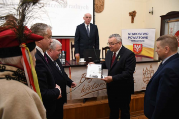 Minister Andrzej Adamczyk odznaczony za zasługi dla ziemi miechowskiej